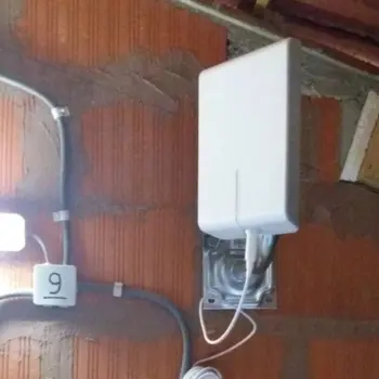 L'antenne est attachée sur la mât lui-même fixé au mur dans les combles.